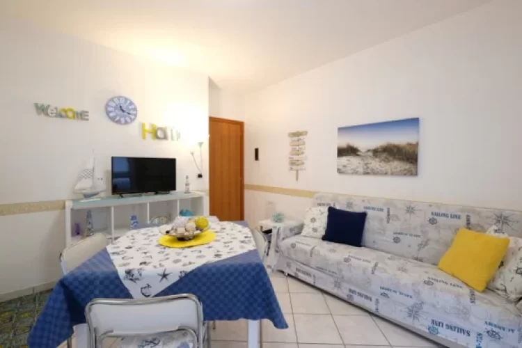 Cucina con divano e televisione Appartamento Pineto Vacanza Marina