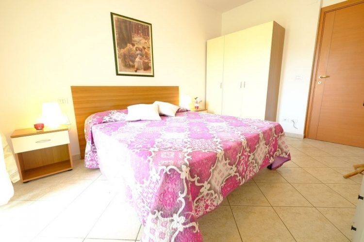Camera matrimoniale con armadio beige e comodino Appartamento Pineto Vacanza Micaene C3