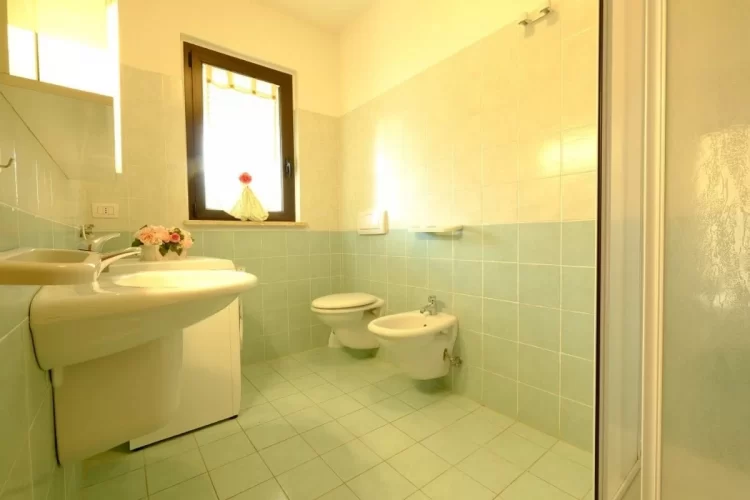 Bagno con lavandino, bidet e gabinetto Appartamento Pineto Vacanza Micaene D3
