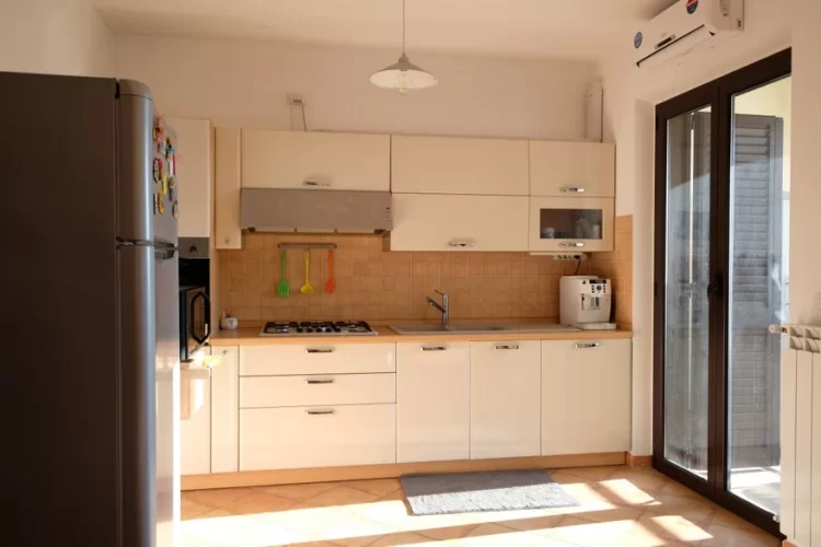 Cucina beige chiaro Appartamento Pineto Vacanza Micaene Duplex