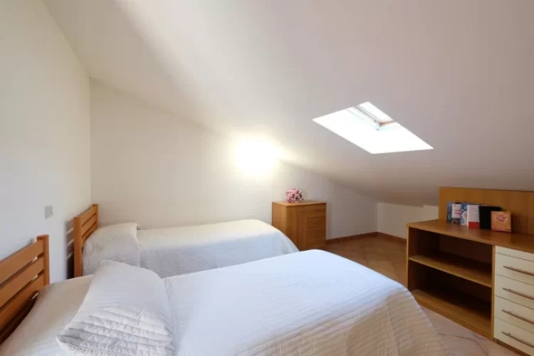 Camera doppia con due letti singoli ed una scrivania Appartamento Pineto Vacanza Micaene Duplex