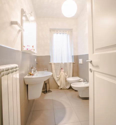 Bagno con lavandino e specchio Appartamento Pineto Vacanza Myconos Deluxe D3