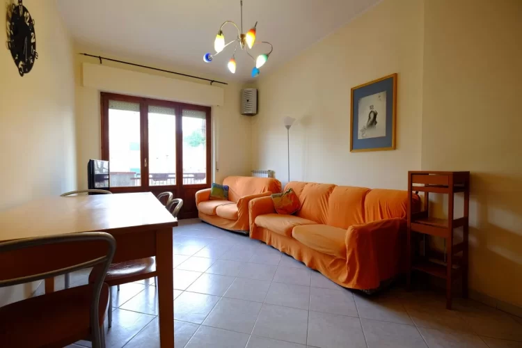 Sala con divani arancioni Appartamento Pineto Vacanza Orchidea 1