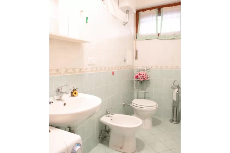 Bagno con lavandino, gabinetto e bidet Appartamento Pineto Vacanza Pinetina B1